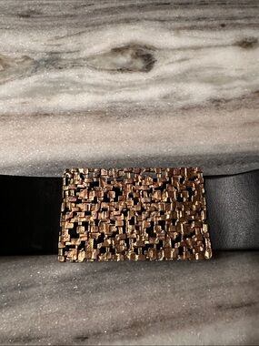 VINTAGE LEATHER BELT WITH GOLD SCULPTURE BUCKLE